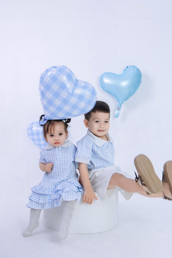 Studio chụp ảnh bé tone xanh tại Thủ Đức – Concept “Song Sinh Không Cùng Năm” Đốn Tim Ba Mẹ