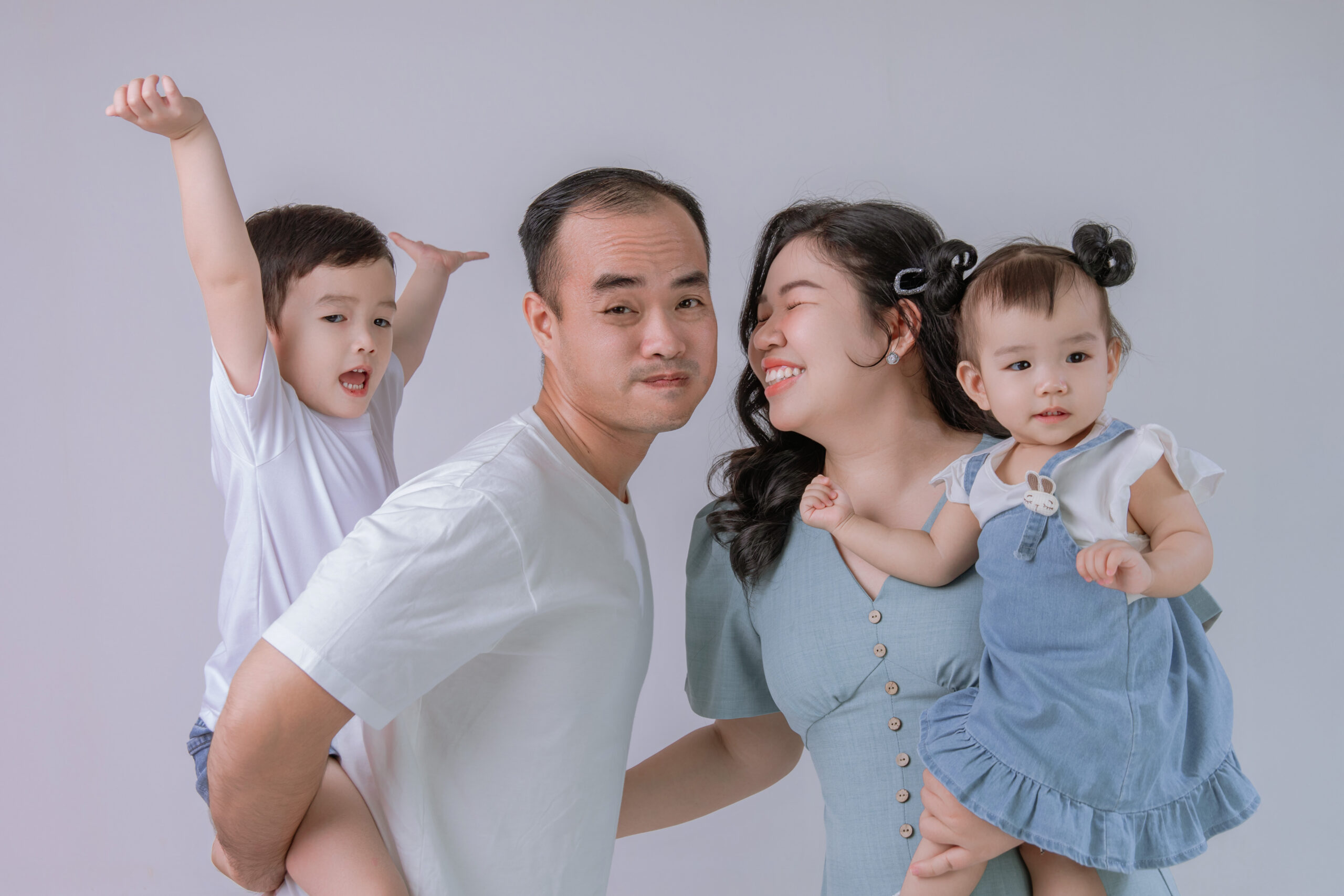 Chụp Ảnh Gia Đình Tại Thủ Đức – Lưu Giữ Khoảnh Khắc Yêu Thương Cùng Tiệm Ảnh Má Lúm